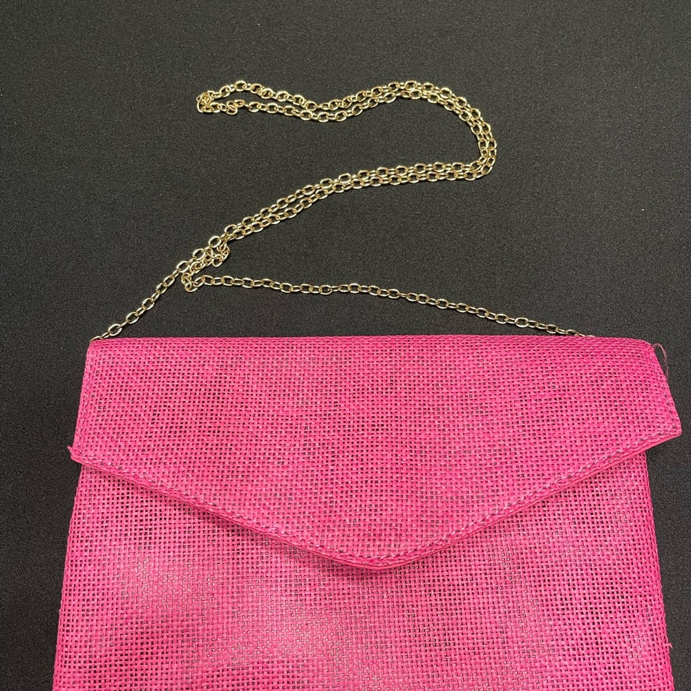 Chic Pink braided straw bag with silver metal chain